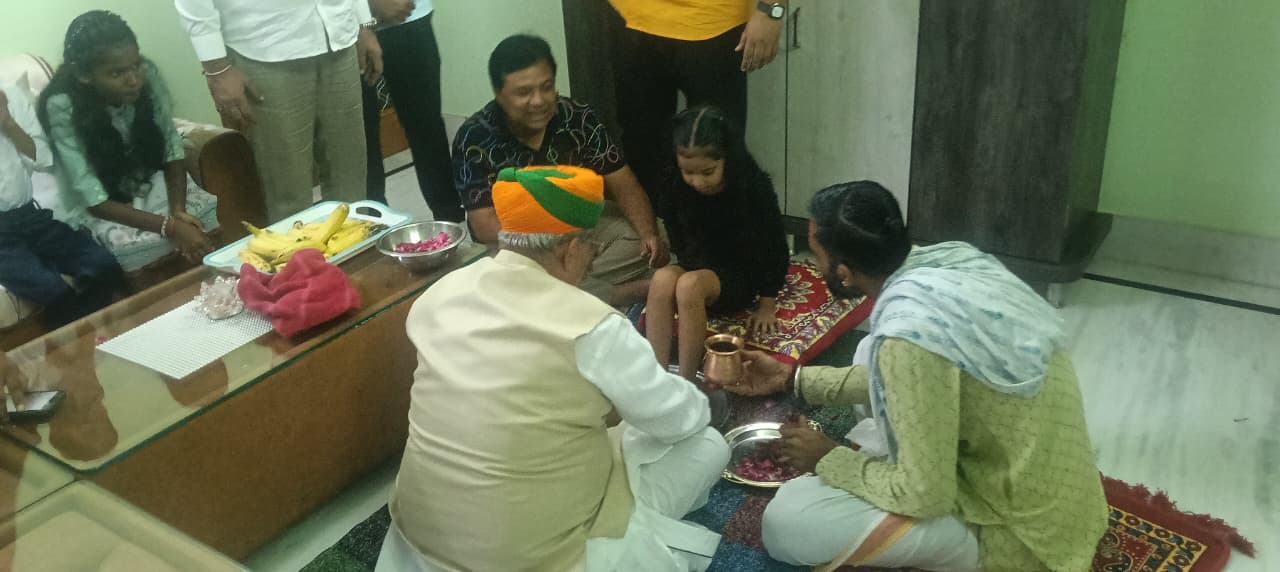 केंद्रीय कानून मंत्री अर्जुन राम ने किया कन्या पूजन, नन्हीं बालिकाओं के पैर धोए और लिया आशीर्वाद