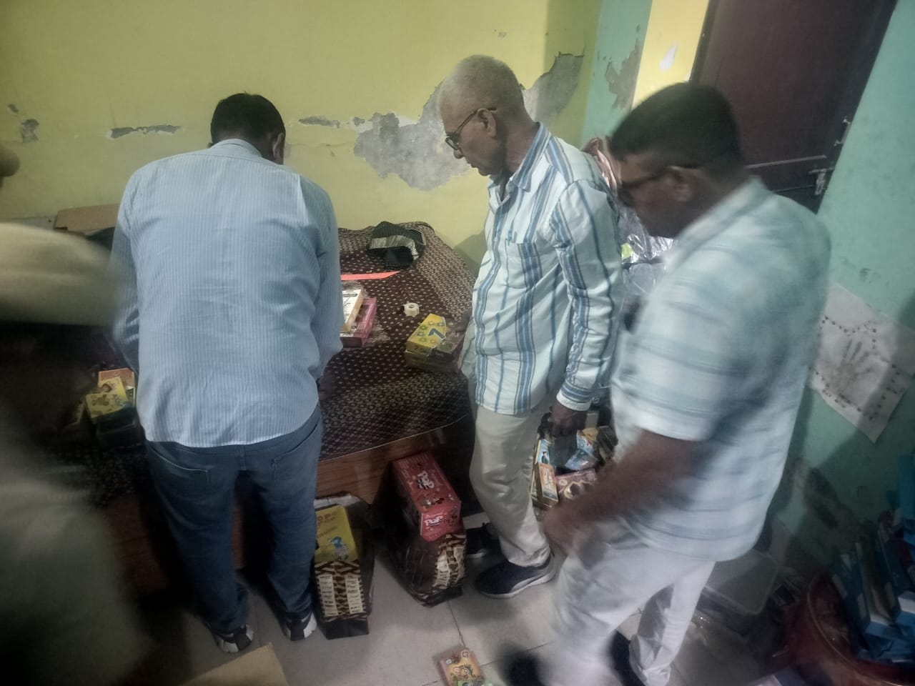 जांच करते हुए टीम।