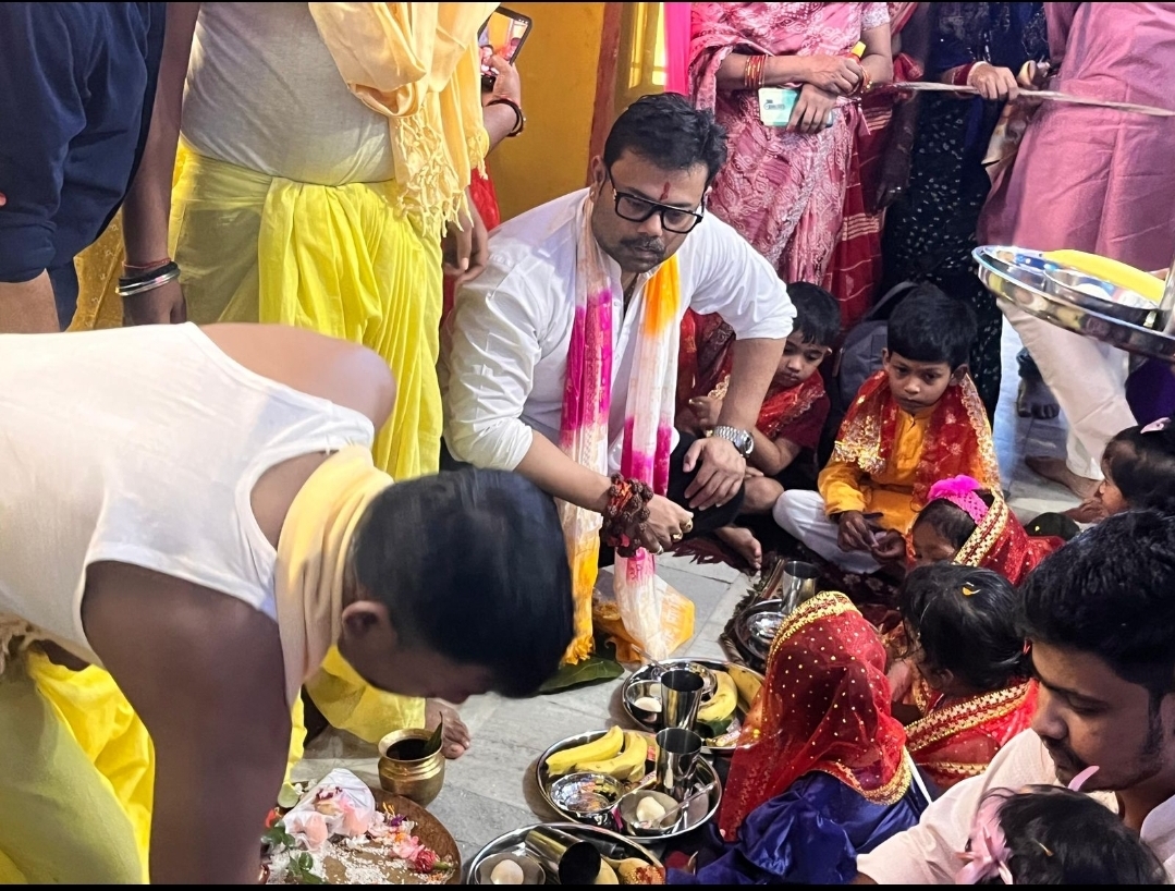 कन्या पूजन करते आदित्य विक्रम कन्या पूजन करते आदित्य विक्रम