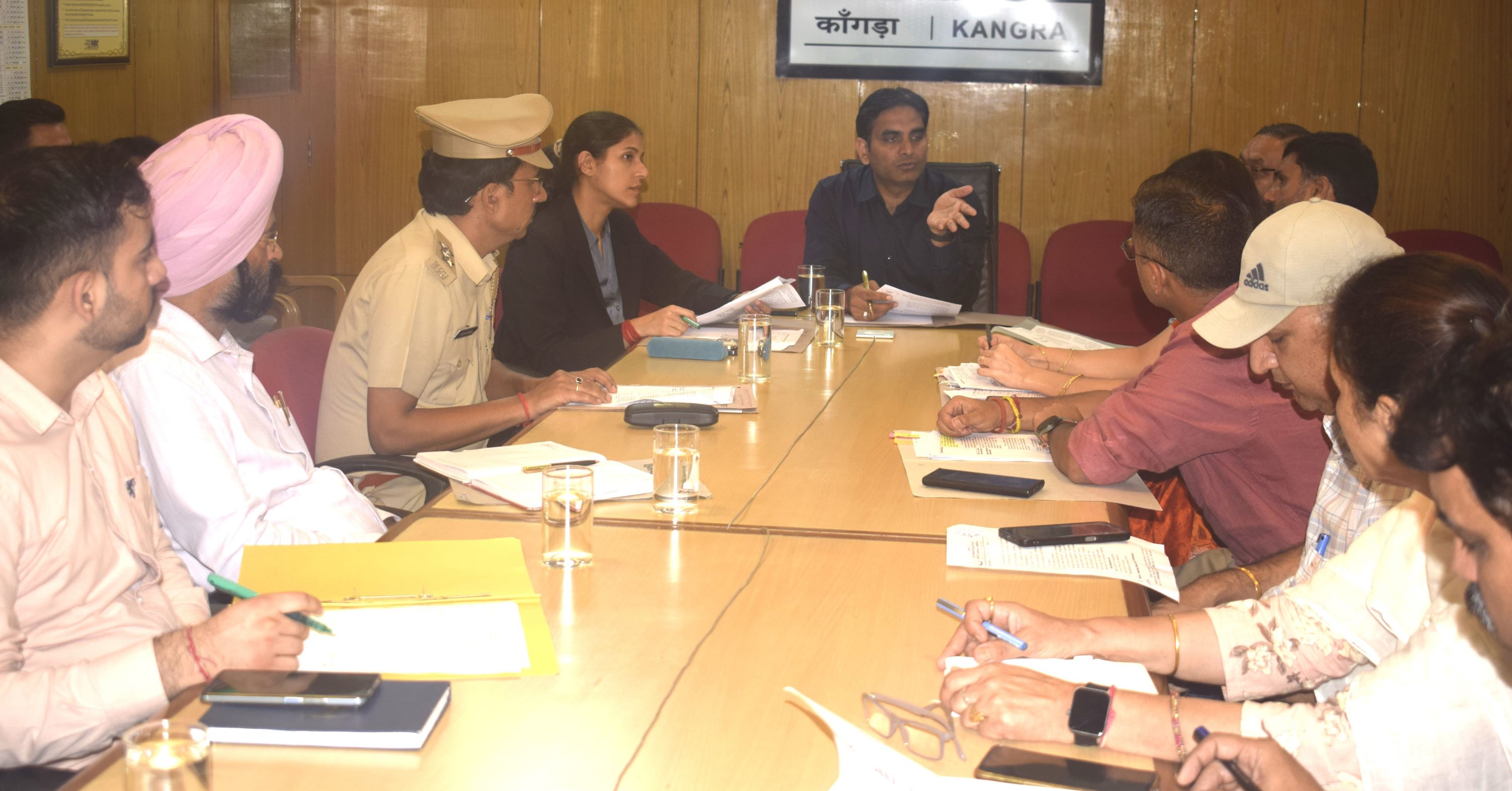 बैठक के दौरान उपायुक्त और अन्य अधिकारी। बैठक के दौरान उपायुक्त और अन्य अधिकारी।