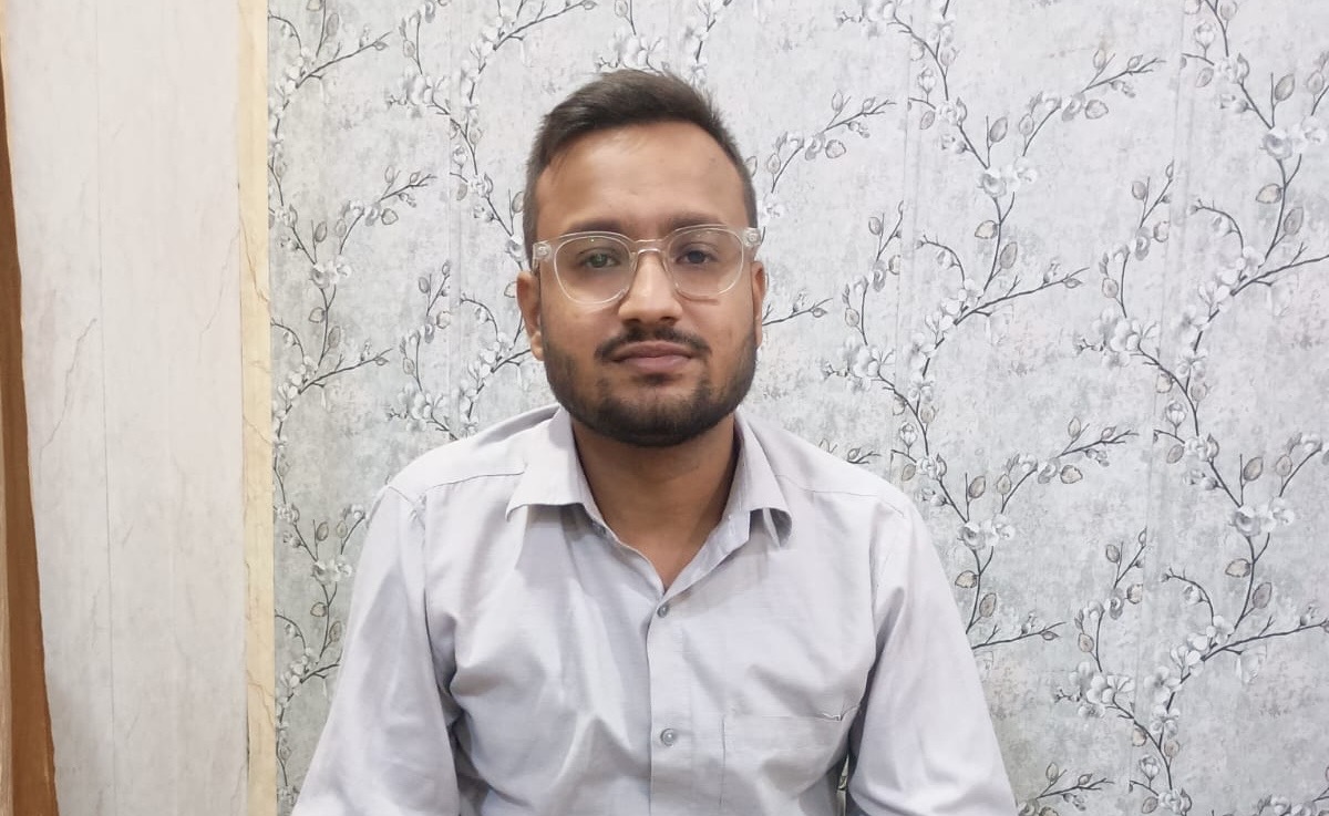 नगर निगम परिसर से 50 हजार रुपये रिश्वत लेते रंगेहाथ पकड़े गए टैक्स इंस्पेक्टर तुषार श्रीवास्तव