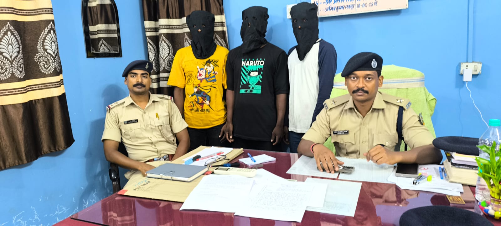 प्रेसवार्ता कर जानकारी देते थाना प्रभारी व गिरफ्तार आरोपी प्रेसवार्ता कर जानकारी देते थाना प्रभारी व गिरफ्तार आरोपी