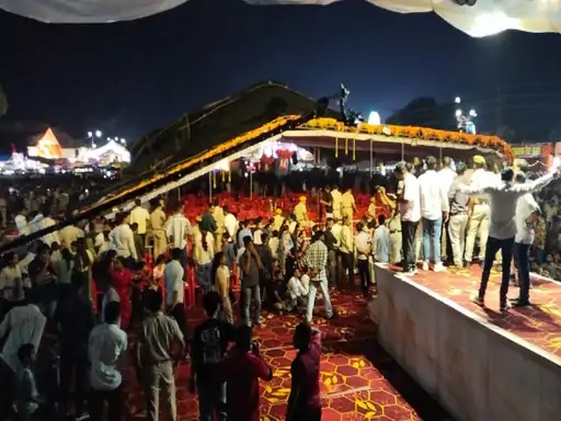 डोम के स्टील स्ट्रक्चर पर ज्यादा दबाव होने से वो एक तरफ गिर गया। डोम के स्टील स्ट्रक्चर पर ज्यादा दबाव होने से वो एक तरफ गिर गया।