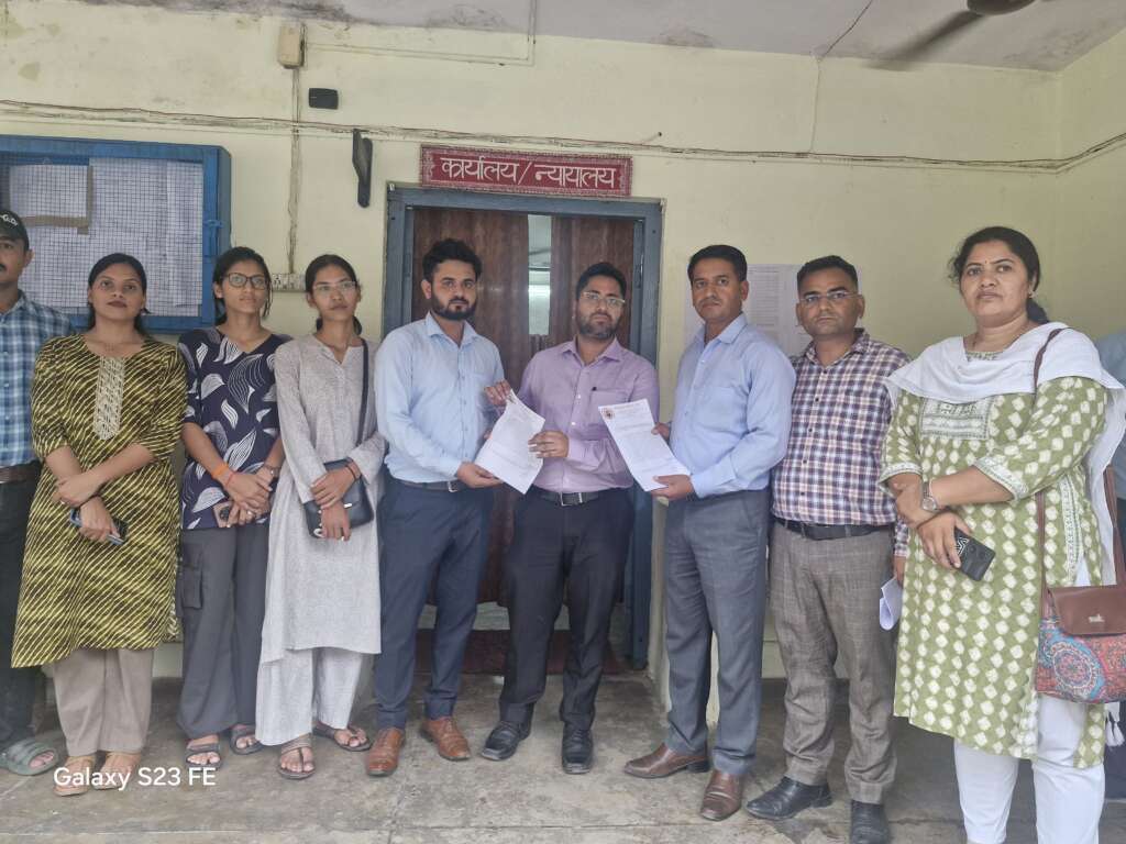 तहसील में राजस्व उप निरीक्षकों को आत्महत्या की धमकियां, उत्तराखण्ड लेखपाल संघ ने जताई नाराजगी तहसील में राजस्व उप निरीक्षकों को आत्महत्या की धमकियां, उत्तराखण्ड लेखपाल संघ ने जताई नाराजगी