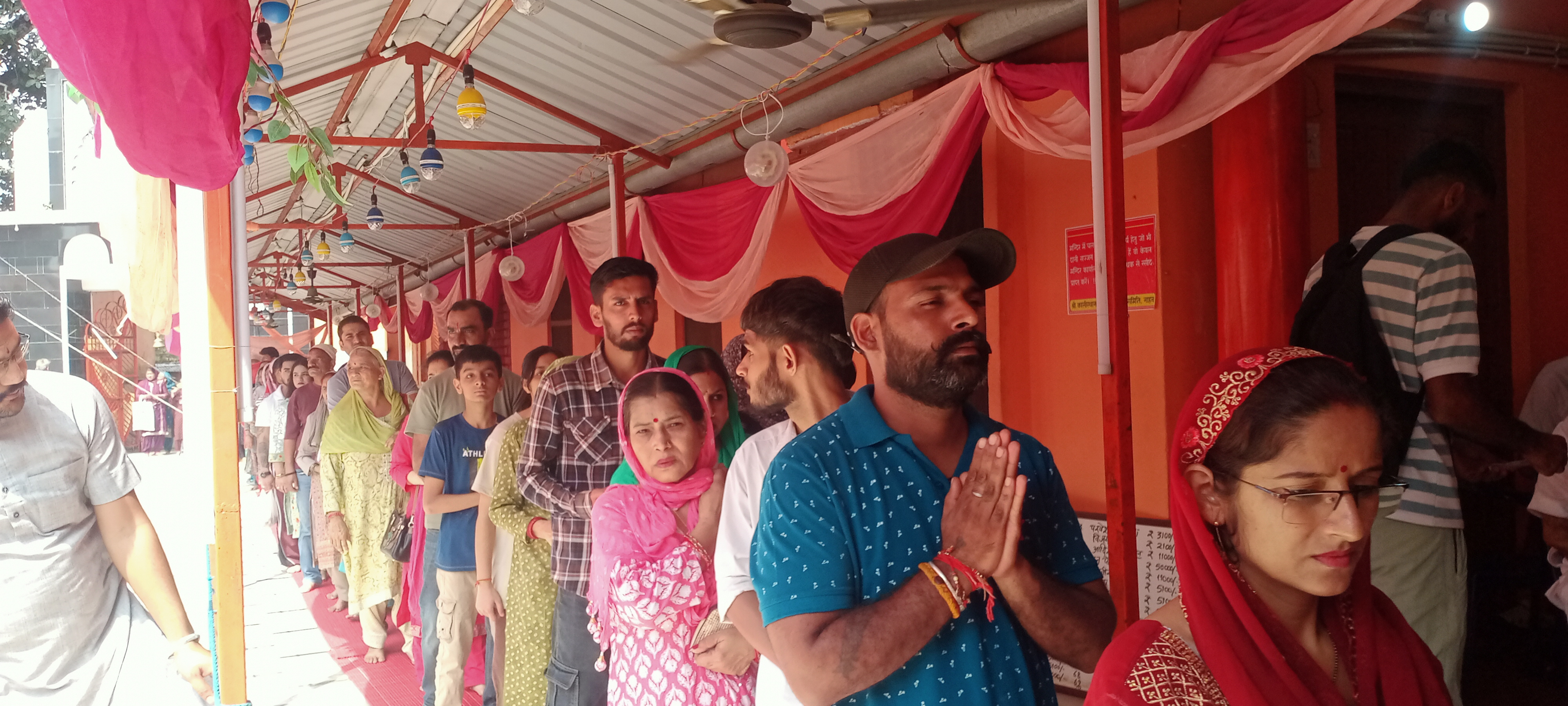 मंदिर कालीस्थान में दर्शनों हेतु कतारबद्ध श्रद्धालु मंदिर कालीस्थान में दर्शनों हेतु कतारबद्ध श्रद्धालु