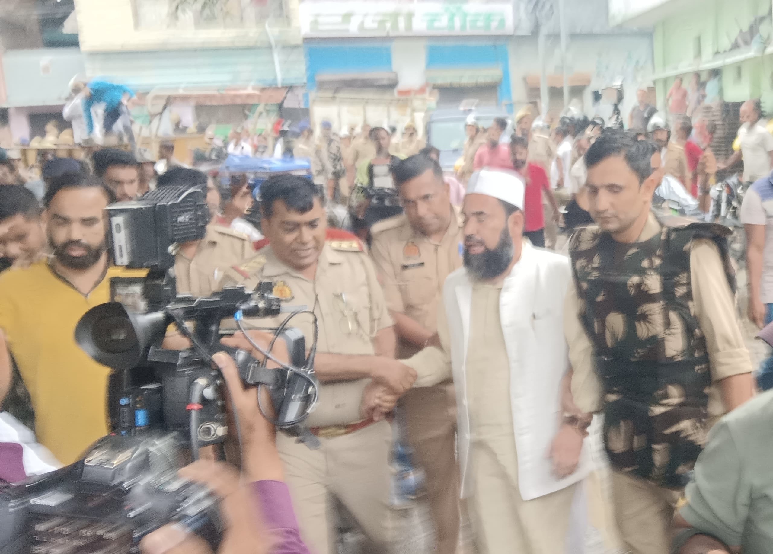 प्रेम नगर में प्रशासनिक कार्रवाई का विरोध करने पर पुलिस की हिरासत में ले जाते मन्नानी मियां के दामाद मौसीन हसन खान और उनका भाई। प्रेम नगर में प्रशासनिक कार्रवाई का विरोध करने पर पुलिस की हिरासत में ले जाते मन्नानी मियां के दामाद मौसीन हसन खान और उनका भाई।
