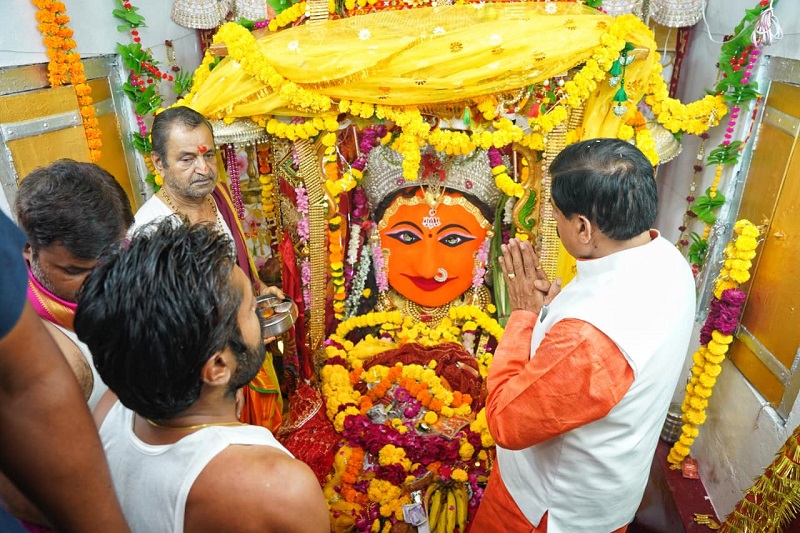 नगरकोट माता मंदिर में माता की आरती कर पूजन
