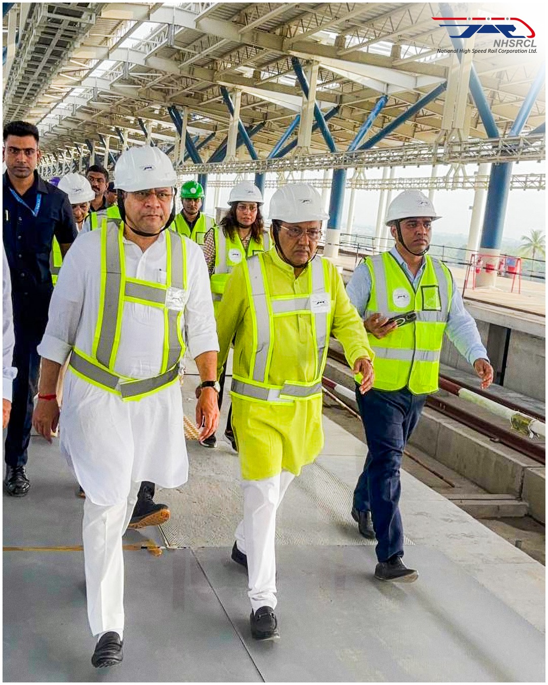 रेल मंत्री अश्विनी वैष्णव ने शनिवार को सूरत में हाई स्पीड रेल परियोजना कार्य का जायजा लेते हुए रेल मंत्री अश्विनी वैष्णव ने शनिवार को सूरत में हाई स्पीड रेल परियोजना कार्य का जायजा लेते हुए
