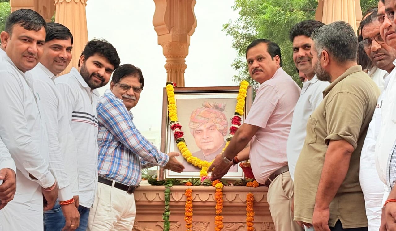 स्वर्गीय राव बिरेंद्र सिंह की पुण्यतिथि पर श्रद्धांजलि अर्पित करते हुए बावल के विधायक डॉ कृष्ण कुमार ।