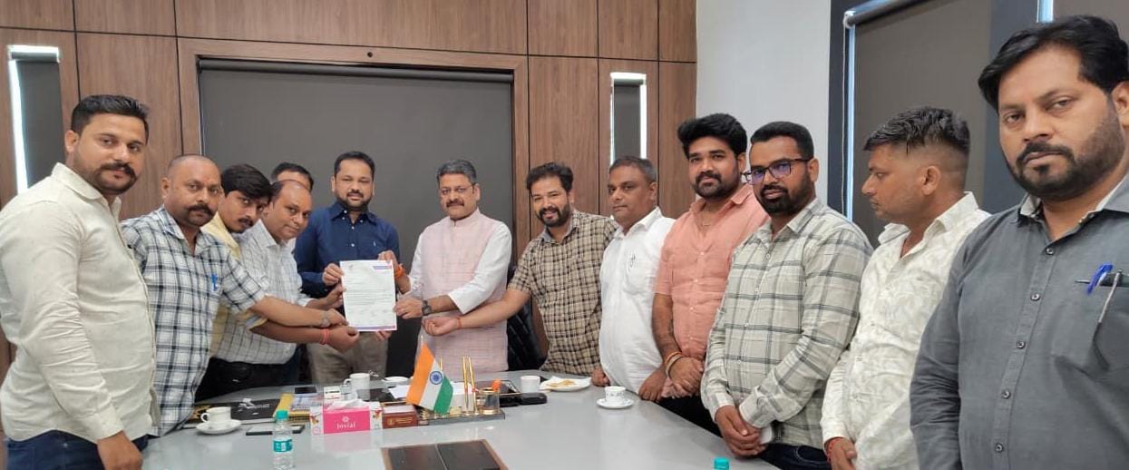 मुरादाबाद महानगर में छठ पूजा के लिए दो घाट उपलब्ध कराने हेतु नगर आयुक्त का आभार जताते नगर विधायक रितेश गुप्ता व पूर्वांचलवासी।