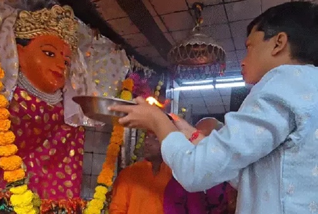 उज्जैन में महाअष्टमी पर नगर पूजा करते हुए कलेक्टर उज्जैन में महाअष्टमी पर नगर पूजा करते हुए कलेक्टर