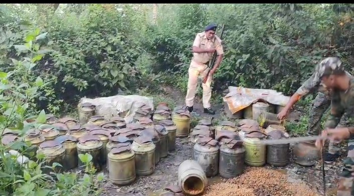 जावा महुआ नष्ट करती पुलिस