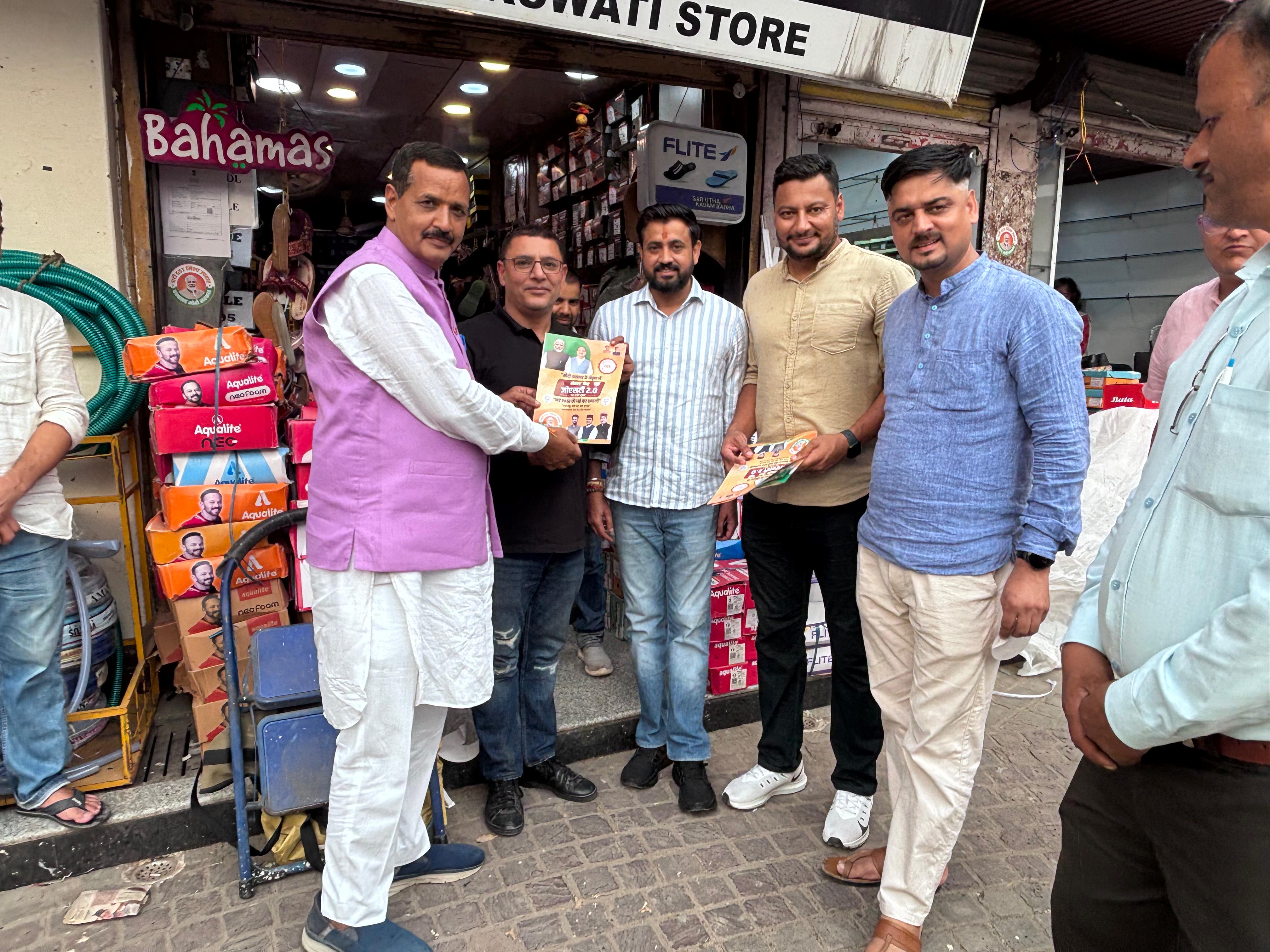 मंडी शहर के विभिन्न दुकानदारों व व्यापारियों से संवाद स्थापित करते हुए। मंडी शहर के विभिन्न दुकानदारों व व्यापारियों से संवाद स्थापित करते हुए।