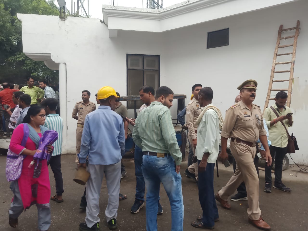 पुलिस और विद्युत विभाग की टीम बानखाना क्षेत्र में रजा चौक नाले के पास अवैध ई-रिक्शा चार्जिंग स्थल की सघन जांच करते हुए। पुलिस और विद्युत विभाग की टीम बानखाना क्षेत्र में रजा चौक नाले के पास अवैध ई-रिक्शा चार्जिंग स्थल की सघन जांच करते हुए।