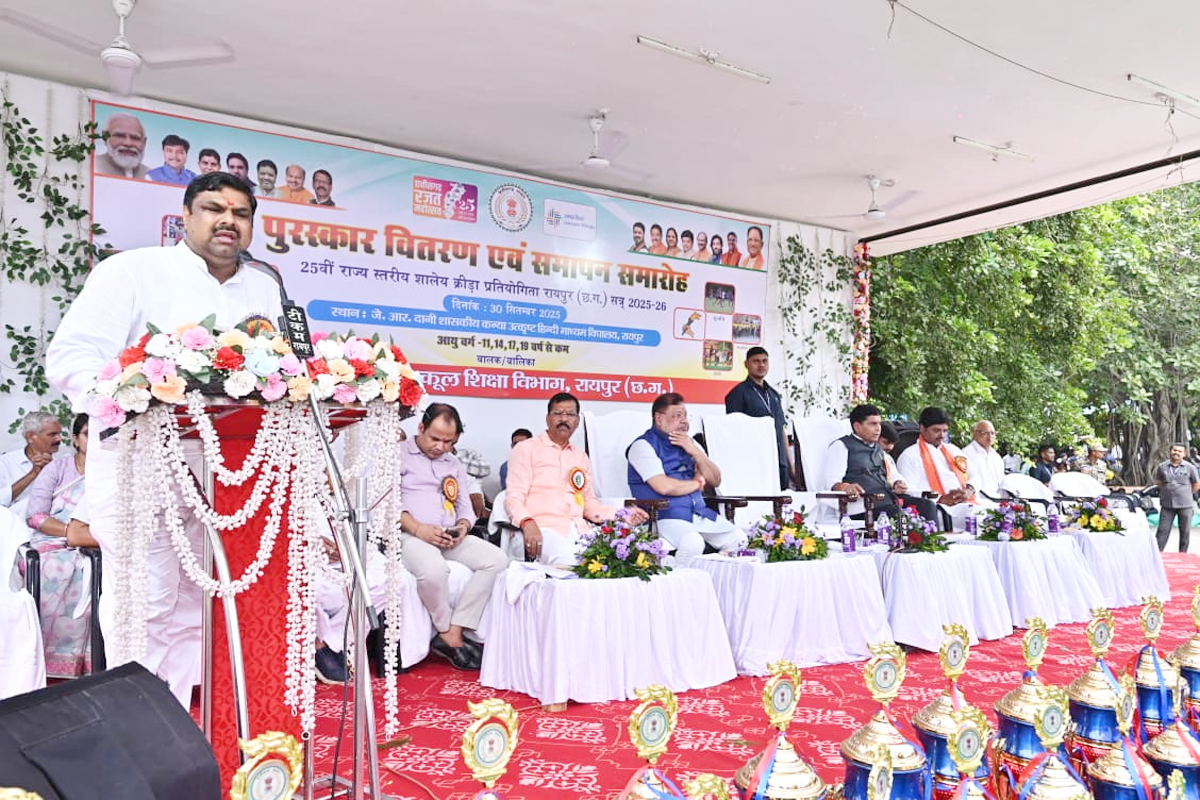समापन समारोह काे संबाेधित करते मंत्री गजेन्द्र यादव समापन समारोह काे संबाेधित करते मंत्री गजेन्द्र यादव