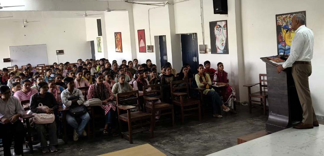 छात्राओं को संबोधित करते प्राचार्य डॉ. सतबीर सांगा। छात्राओं को संबोधित करते प्राचार्य डॉ. सतबीर सांगा।