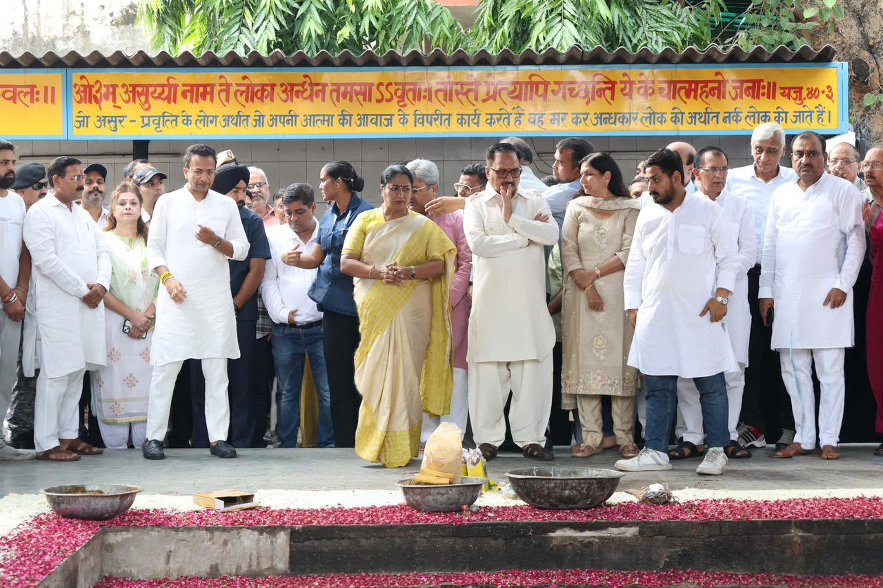 दिल्ली की मुख्यमंत्री रेखा गुप्ता, भाजपा प्रदेश अध्यक्ष वीरेंद्र सचदेवा के साथ भाजपा सांसद।