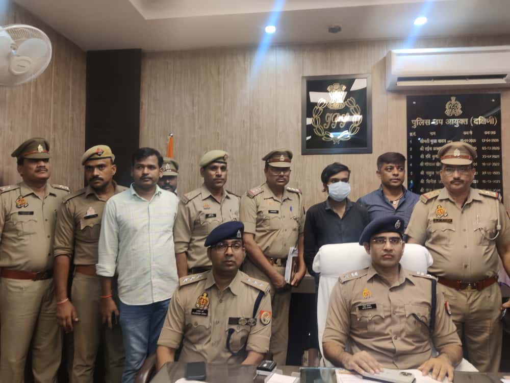 घटना का खुलासा करते पुलिस अधिकारी