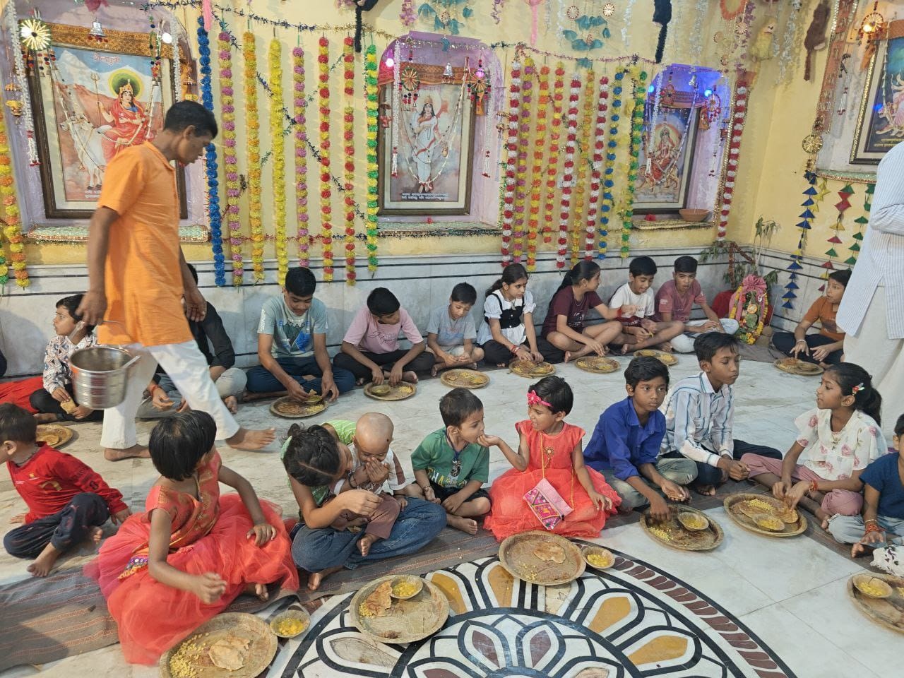 घर-घर कन्याओं की मनुहार...भोजन कराकर दिए उपहार