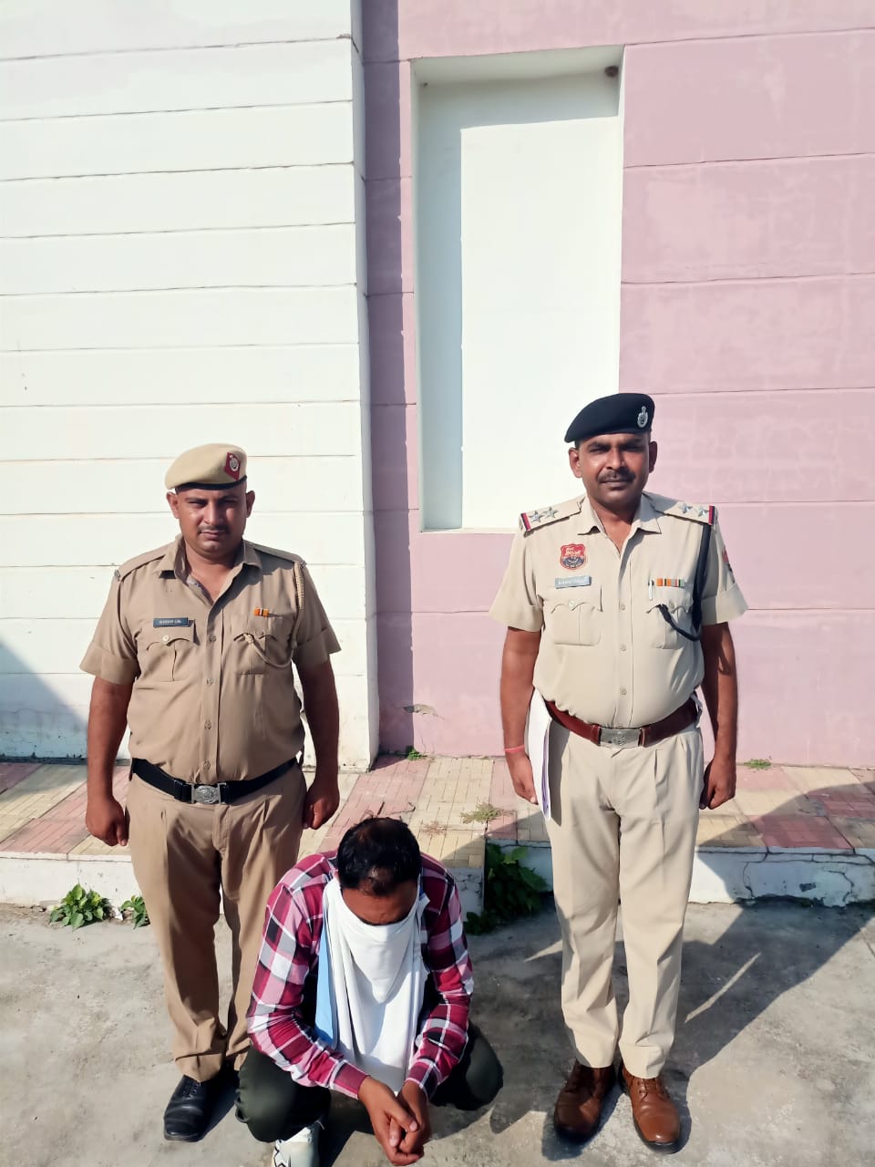 पुलिस गिरफ्त में आरोपित। पुलिस गिरफ्त में आरोपित।
