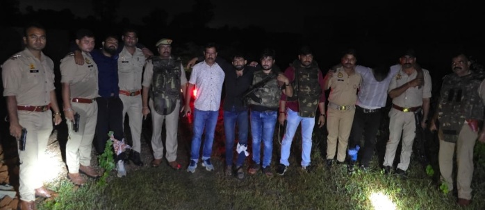 घायल तीनों बदमाशों को उपचार को ले जाती पुलिस घायल तीनों बदमाशों को उपचार को ले जाती पुलिस