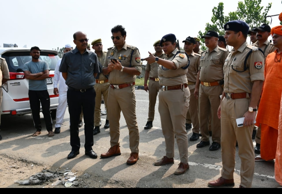 घटना की जांच करते अधिकारी घटना की जांच करते अधिकारी