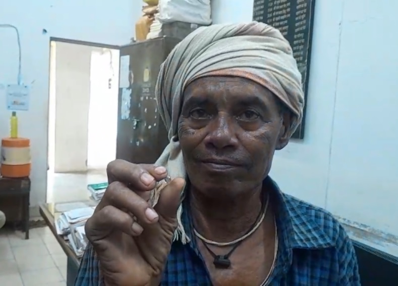 हीरे के साथ गोविंंद हीरे के साथ गोविंंद