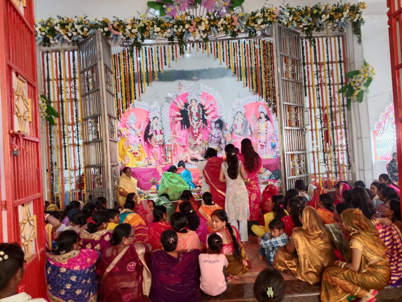 अररिया फोटो:पूजा पंडाल में उमड़ी भीड़