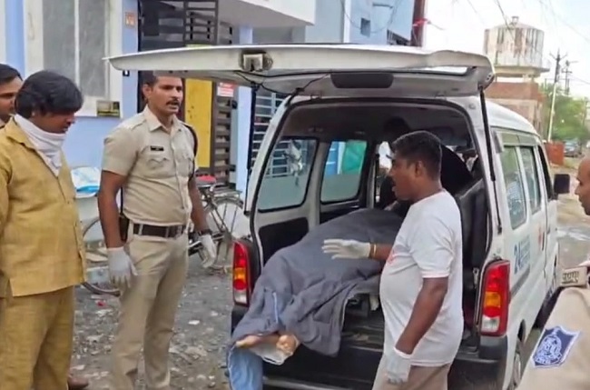 जांच करते हुए पुलिस जांच करते हुए पुलिस