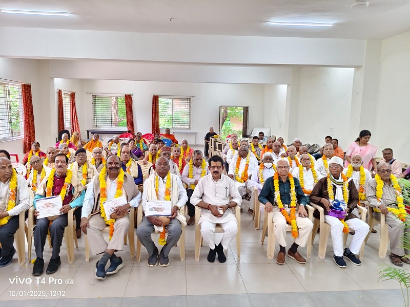 इंदौर में सांसद शंकर लालवानी ने 140 बुजुर्ग को शॉल-श्रीफल से सम्मानित किया इंदौर में सांसद शंकर लालवानी ने 140 बुजुर्ग को शॉल-श्रीफल से सम्मानित किया