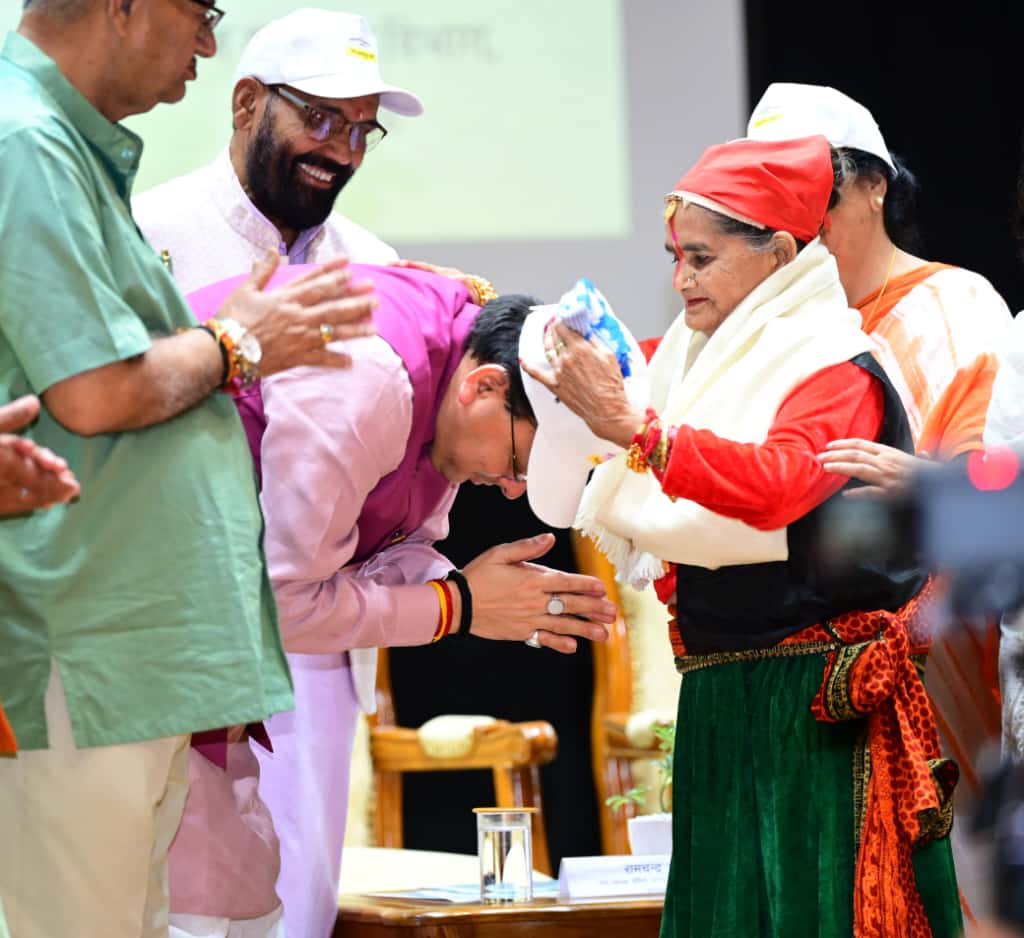 मुख्यमंत्री कार्यक्रम में वरिष्ठ जनों से आशीर्वाद लेते हुए। मुख्यमंत्री कार्यक्रम में वरिष्ठ जनों से आशीर्वाद लेते हुए।