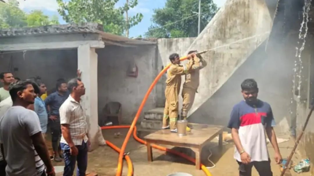आग बुझाते फायर कर्मी