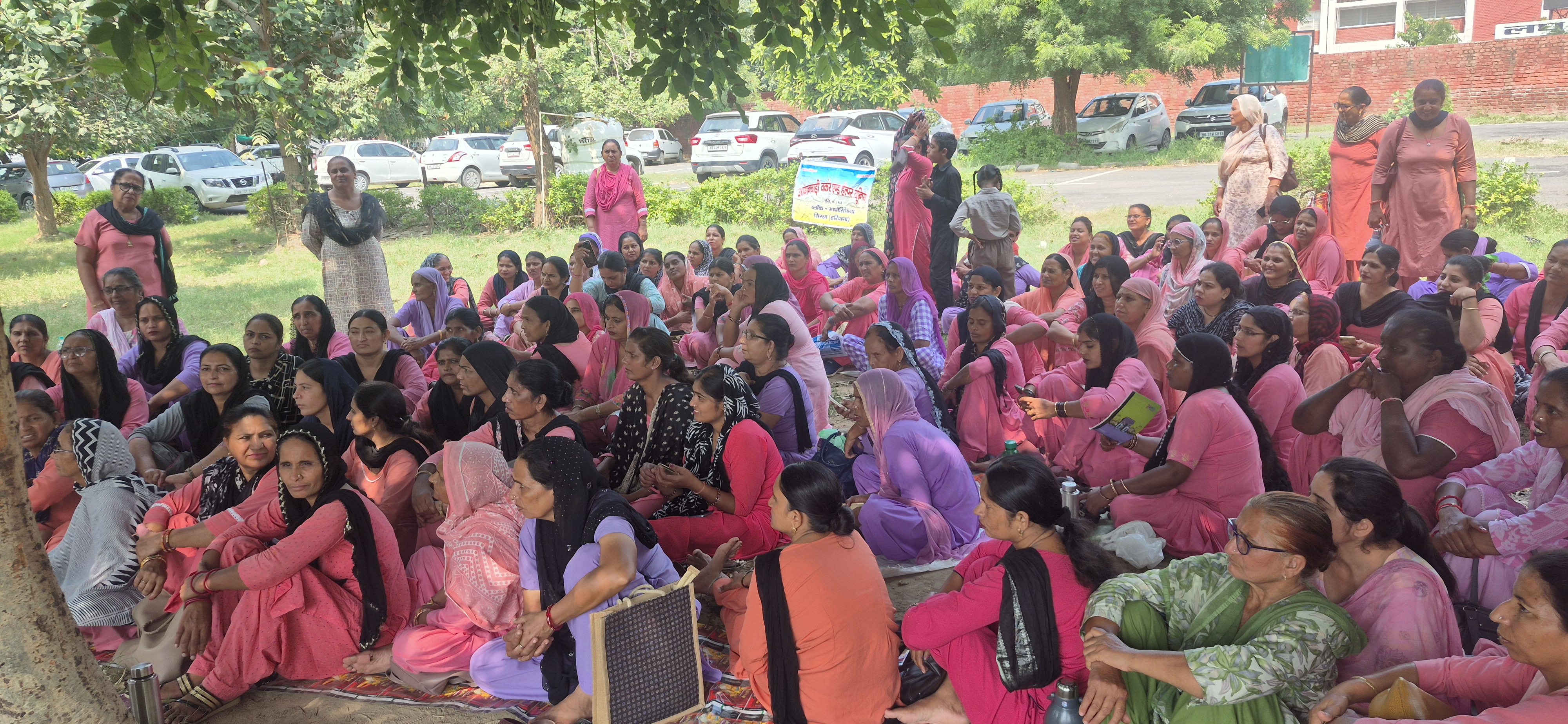 लघुसचिवालय में धरना देती आंगनबाड़ी वर्कर्स।