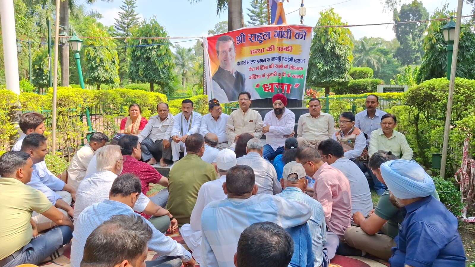 देहरादून में धरना देते धस्माना।