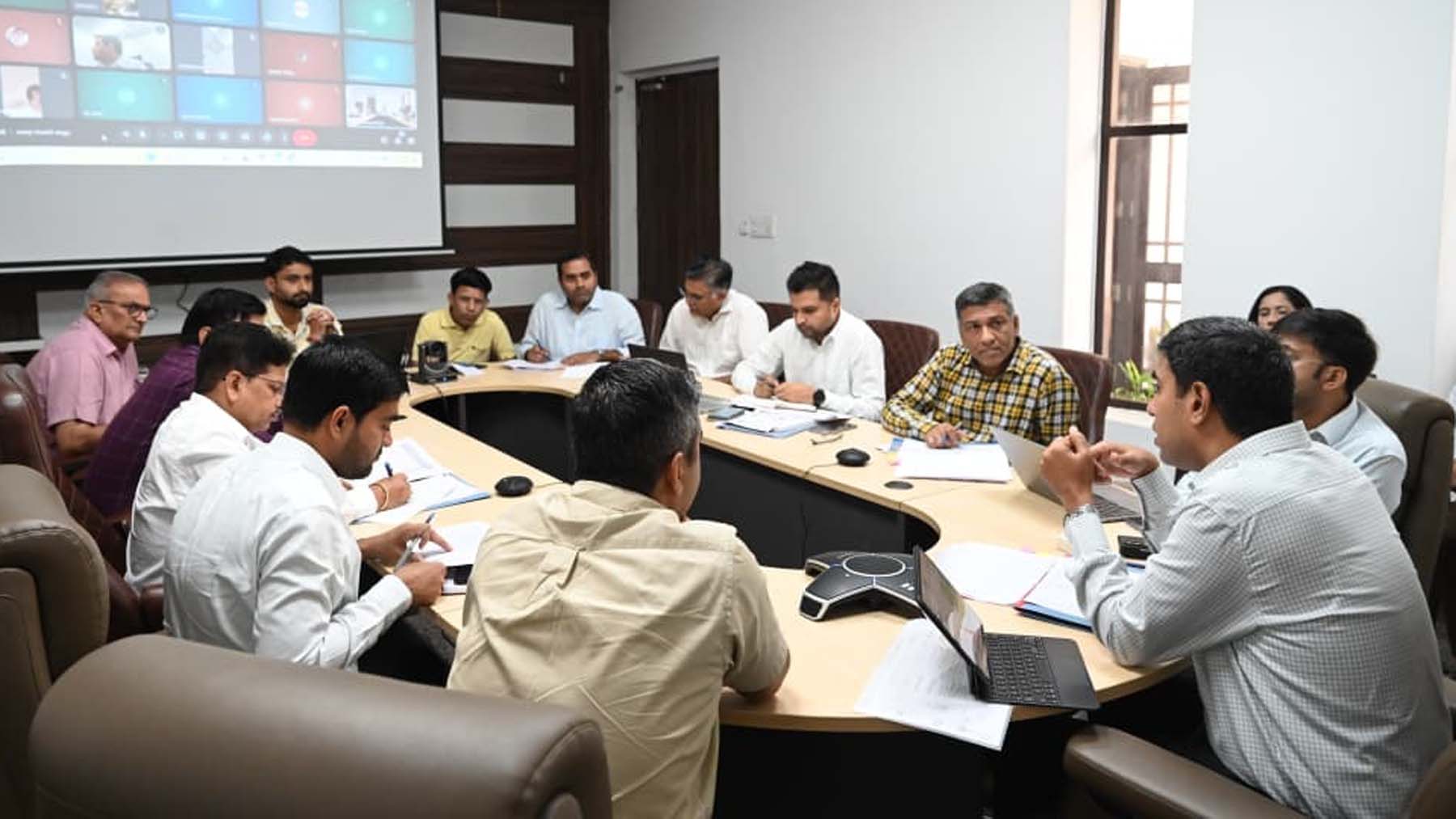 गुरुग्राम में सीवरेज ओवरफ्लो व जलभराव को लेकर अधिकारियों के साथ बैठक करते निगमायुक्त प्रदीप दहिया।