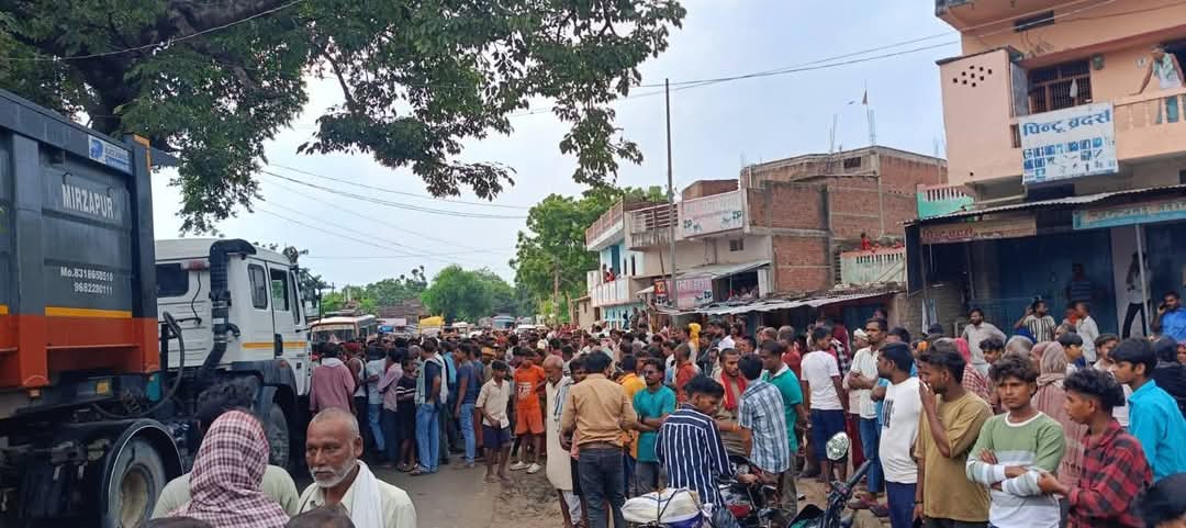 दुर्घटना के बाद सड़क पर जाम लगाते लोग दुर्घटना के बाद सड़क पर जाम लगाते लोग