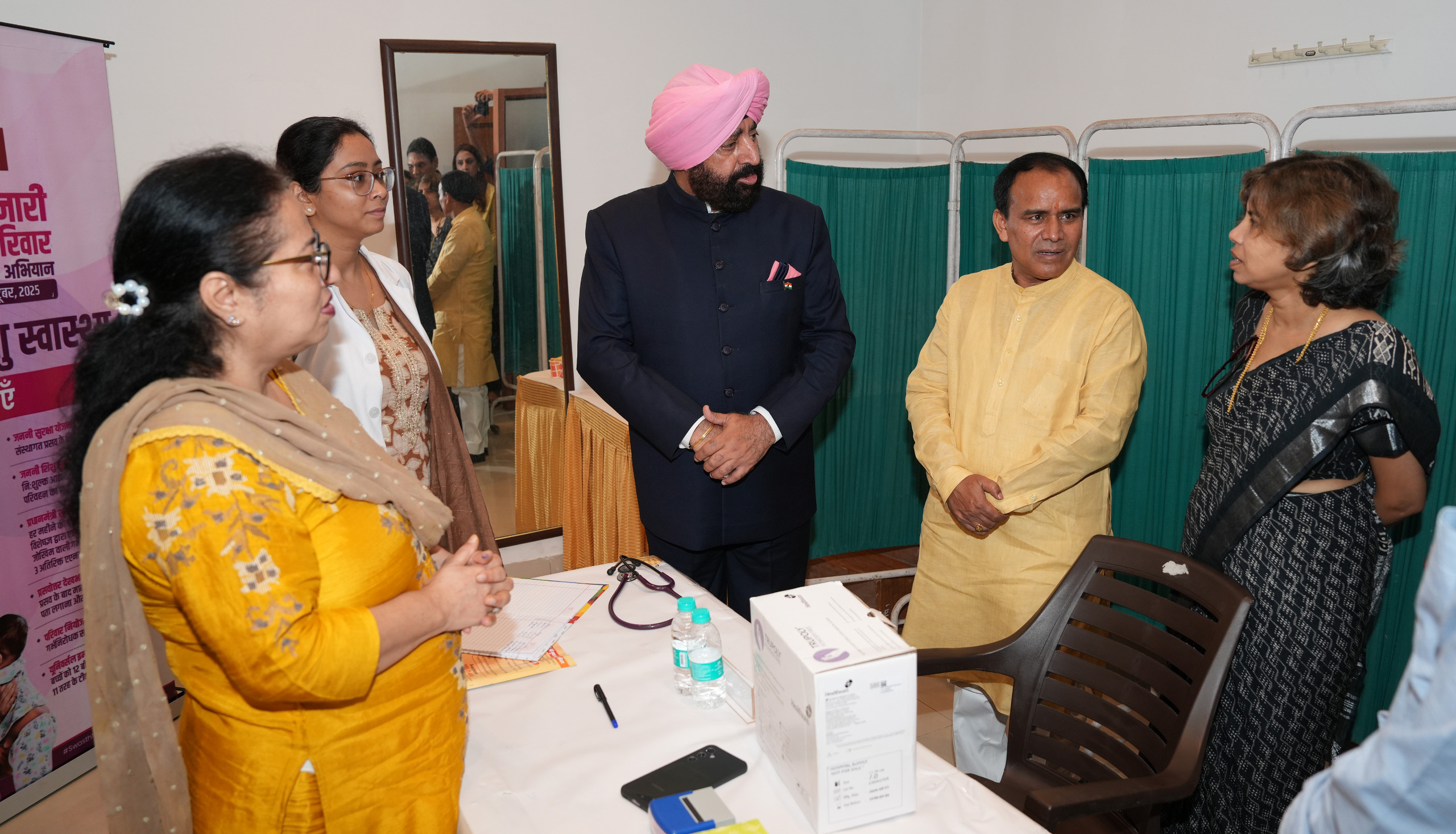 राजभवन में आयोजित स्वास्थ्य  शिविर में राज्यपाल और स्वास्थ्य मंत्री धन सिंह रावत।