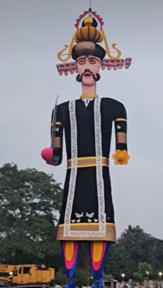 परेड ग्राउंड पर खड़ा रावण का पुतला।