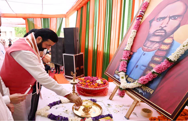 हरियाणा के मुख्यमंत्री नायब सैनी राेहतक में आत्मानंद महाराज जी  काे श्रद्धा सुमन अर्पित करते हुए