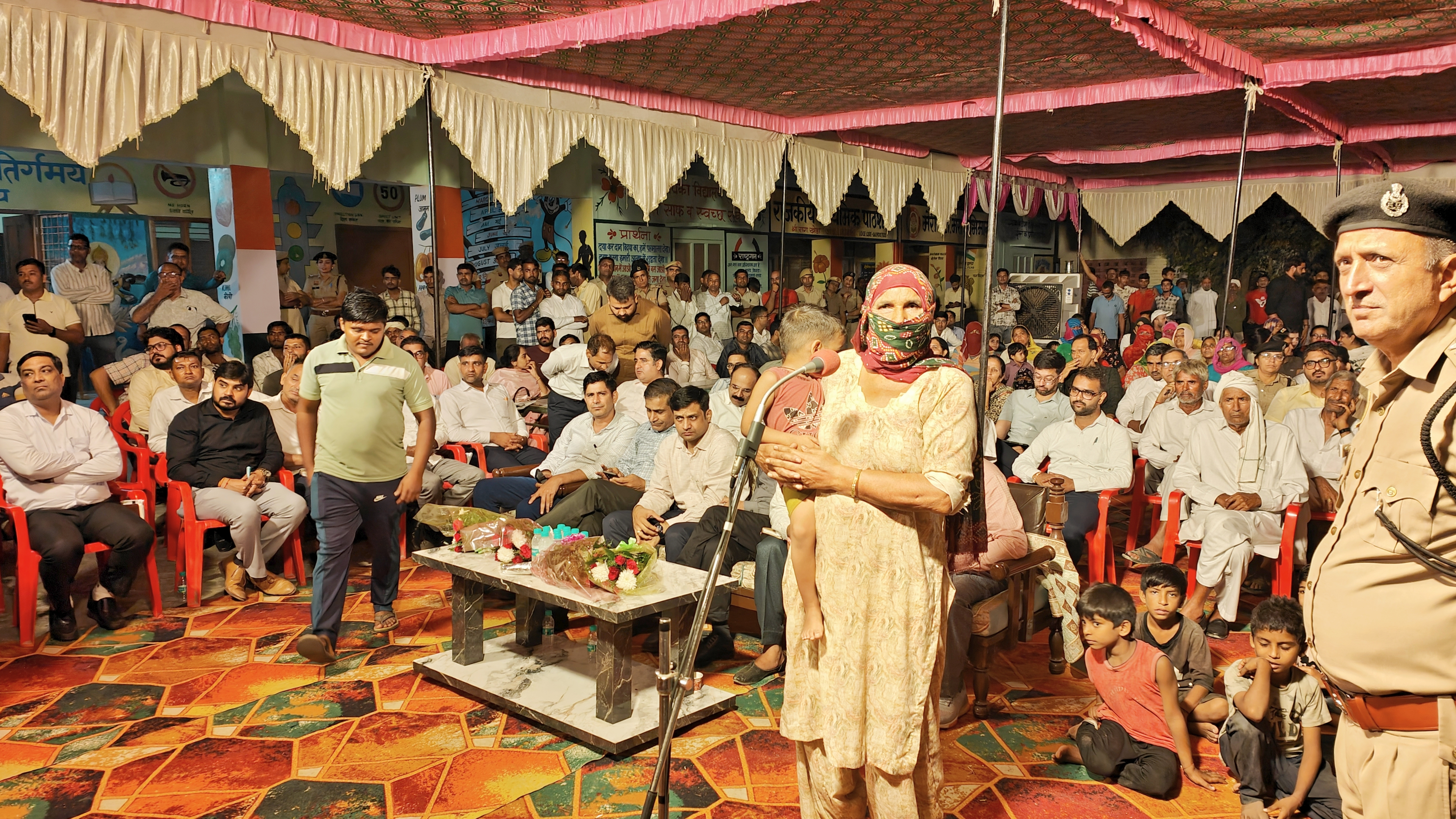 रात्रि शिविर में समस्या रखते हुए महिला।