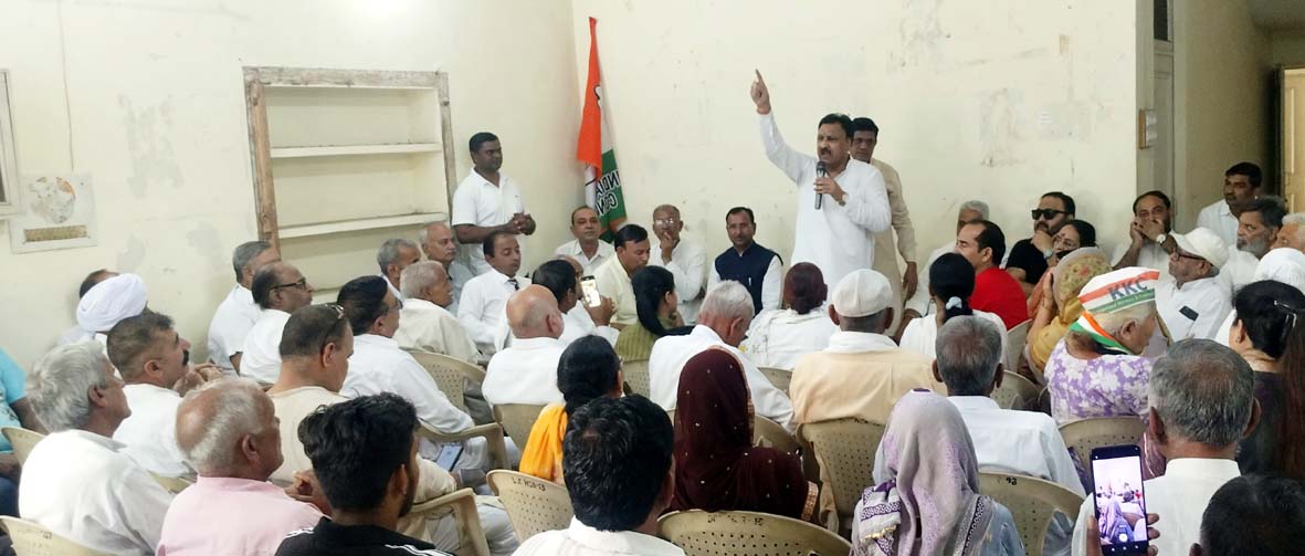 कांग्रेस प्रतिनिधियों को संबोधित करते बजरंग दास गर्ग।