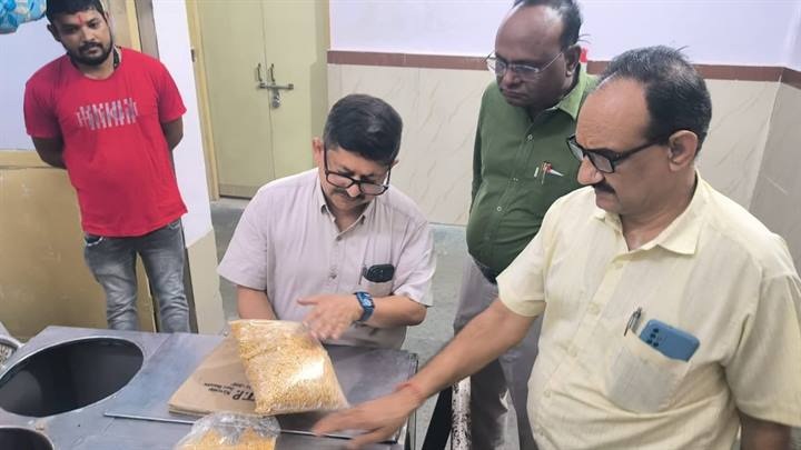 जेपी अस्पताल का निरीक्षण