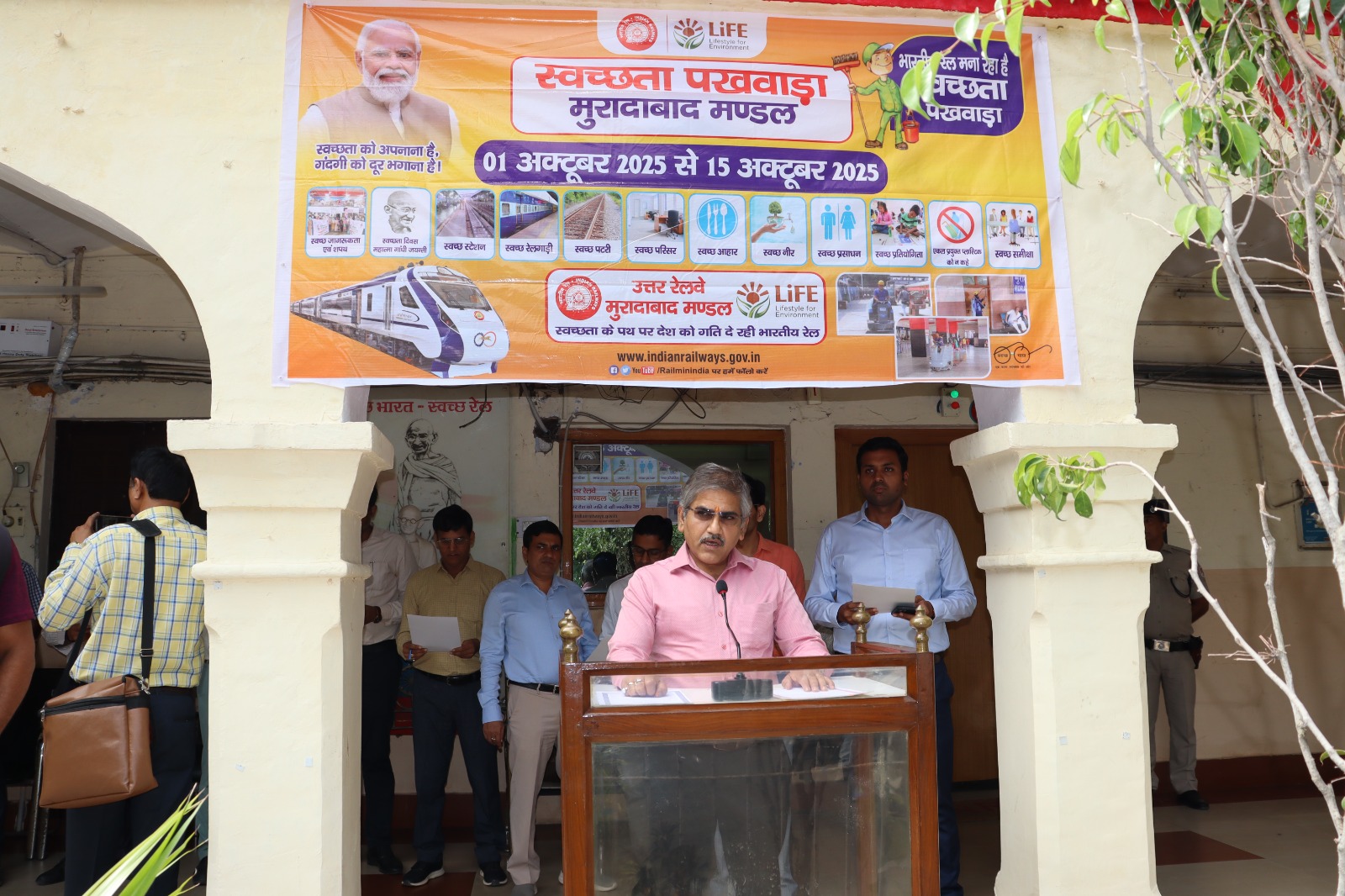 मंडल कार्यालय मुरादाबाद के प्रांगण में शपथ दिलाते मंडल रेल प्रबंधक संग्रह मौर्य। मंडल कार्यालय मुरादाबाद के प्रांगण में शपथ दिलाते मंडल रेल प्रबंधक संग्रह मौर्य।