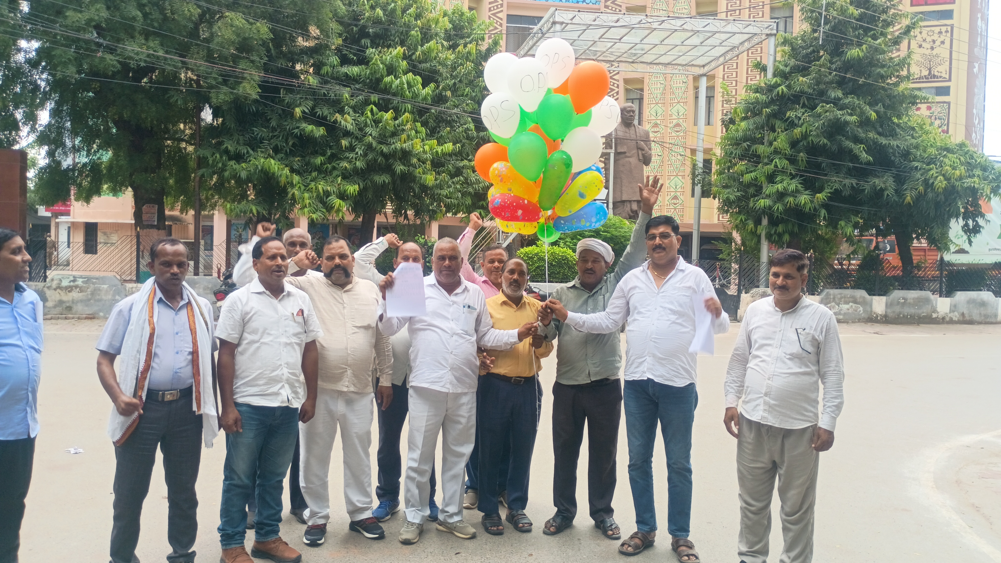 पुरानी पेंशन बहाली की मांग को लेकर प्रदर्शन करते कर्मचारी लोग पुरानी पेंशन बहाली की मांग को लेकर प्रदर्शन करते कर्मचारी लोग