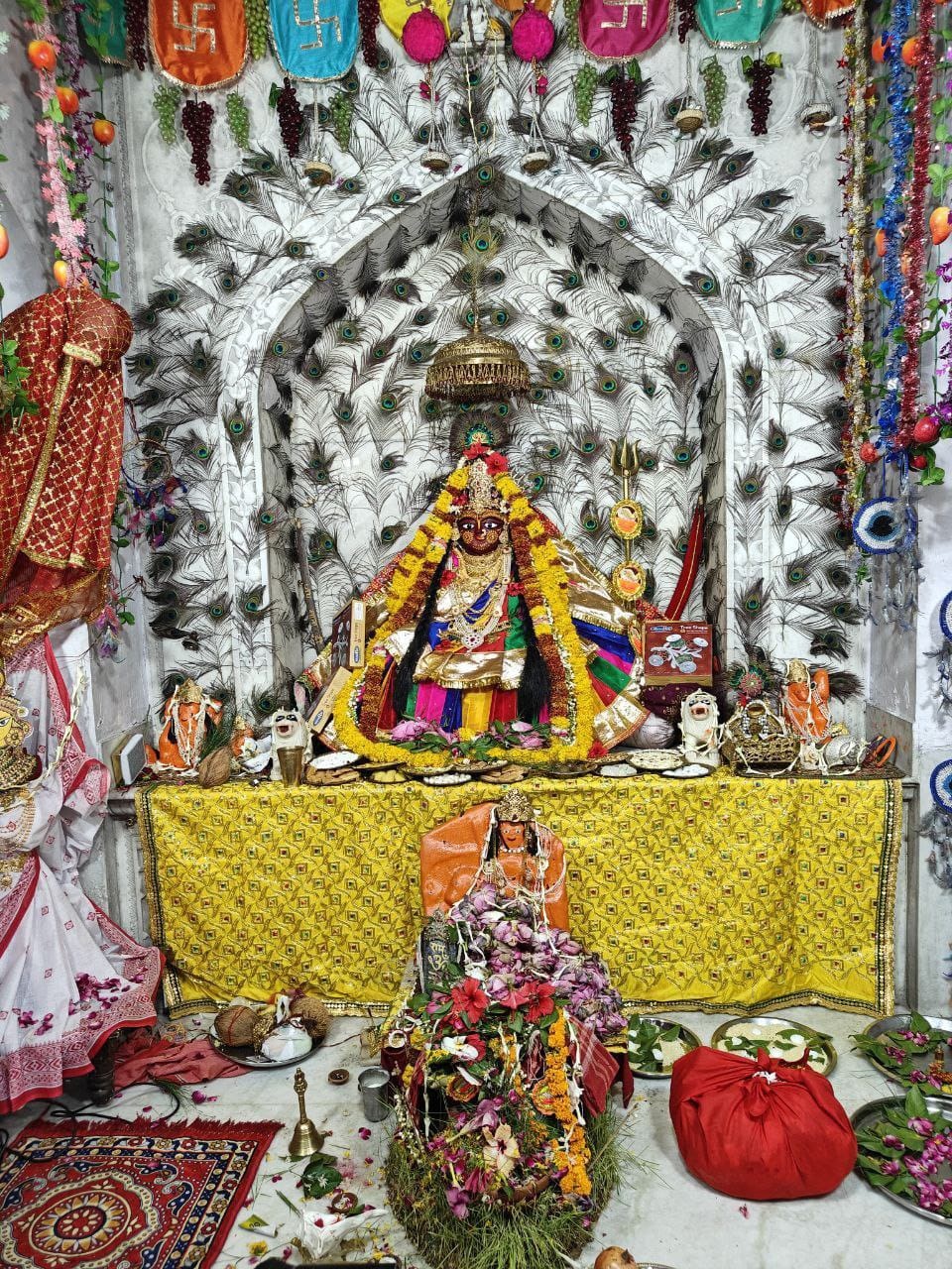 घर-घर कन्याओं की मनुहार...भोजन कराकर दिए उपहार