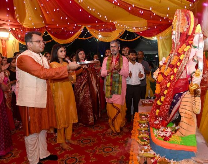 राजभवन में आरती करते भक्तगण राजभवन में आरती करते भक्तगण