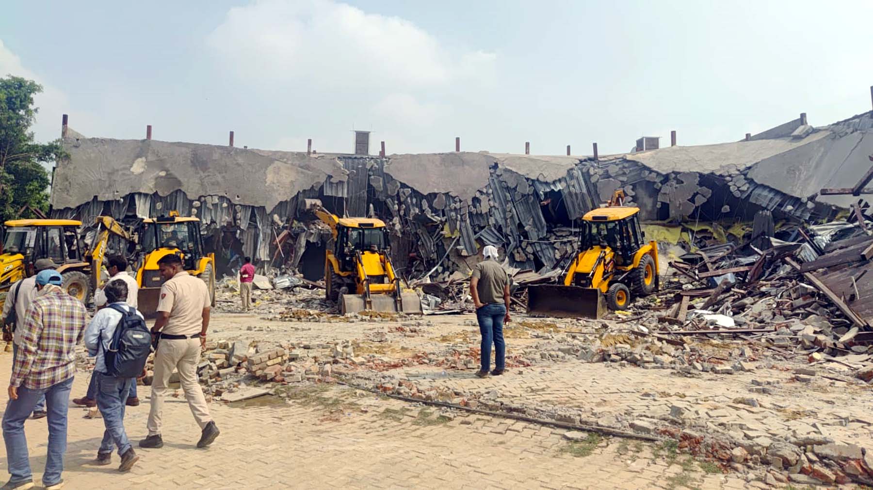 बादशाहपुर में कांगे्रस नेता राजेश यादव की बिल्डिंग तोड़ती नगर निगम की जेसीबी। बादशाहपुर में कांगे्रस नेता राजेश यादव की बिल्डिंग तोड़ती नगर निगम की जेसीबी।