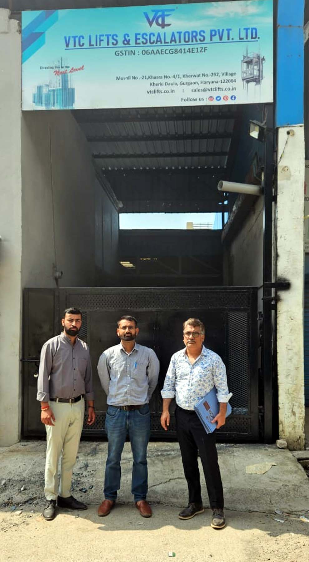 गुरुग्राम के कादीपुर औद्योगिक क्षेत्र में प्रॉपर्टी टैक्स डिफाल्टर की प्रॉपर्टी सील करते निगमकर्मी।