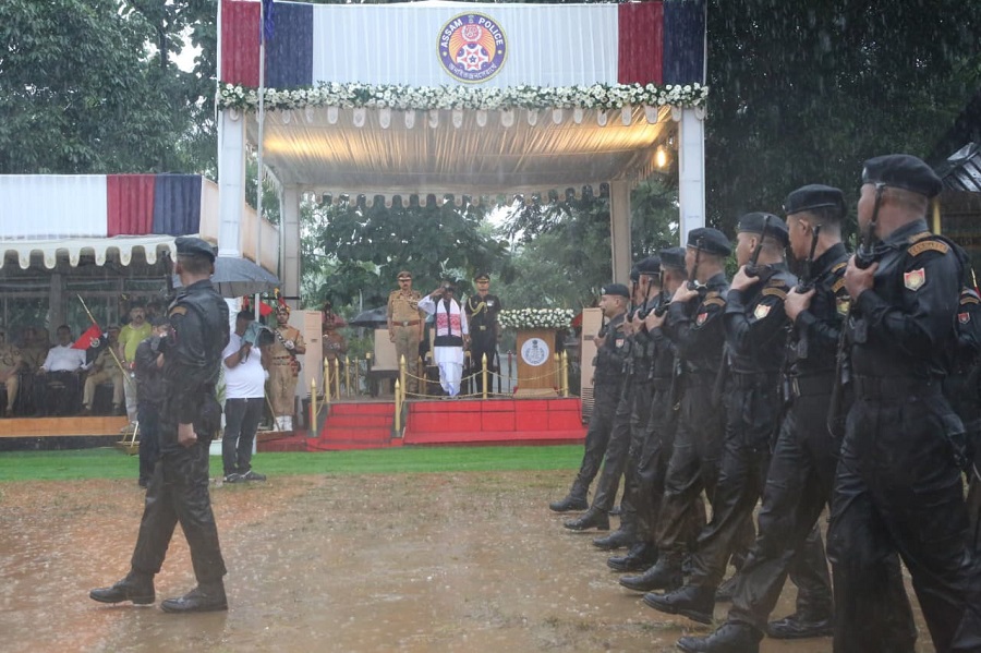 असम पुलिस दिवस के मौके पर आयोजित परेड की सलामी लेते राज्यपाल लक्ष्मण प्रसाद आचार्य