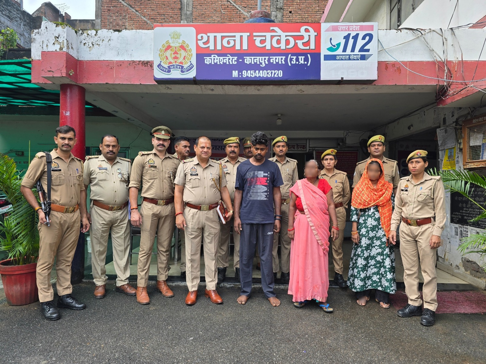 पुलिस की गिरफ्त में आरोपित मां, बेटा  और बहू का छायाचित्र